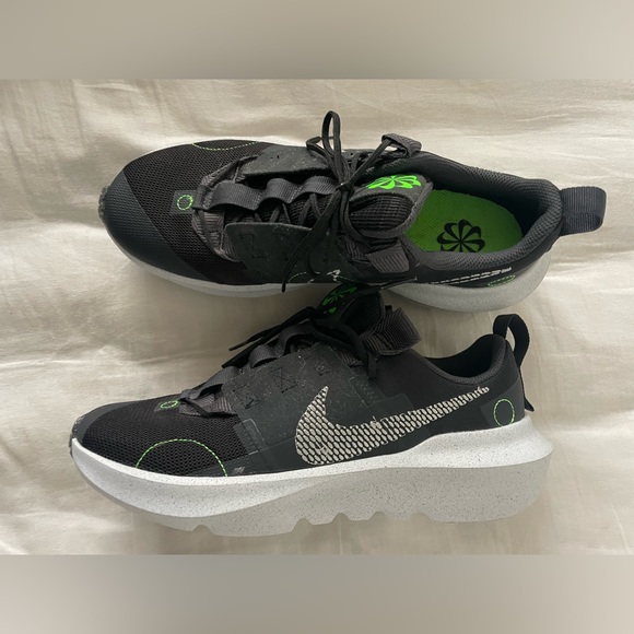 nike never worn kids shoes. - Picture 3 of 5